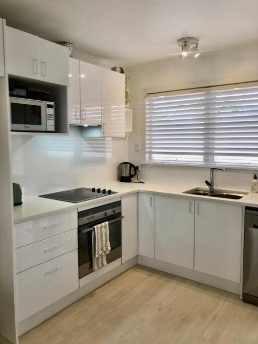 Apartment Own Sunny Quiet Haven, Own 1 Bedroom House & Garden With Car Park, Central To Airport, Cbd & Sylvia Park Mall *