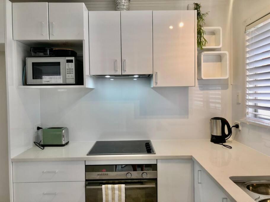 Own Sunny Quiet Haven, Own 1 Bedroom House & Garden With Car Park, Central To Airport, Cbd & Sylvia Park Mall * Auckland