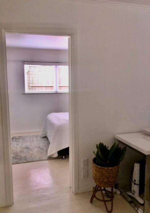 Own Sunny Quiet Haven, Own 1 Bedroom House & Garden With Car Park, Central To Airport, Cbd & Sylvia Park Mall Apartment