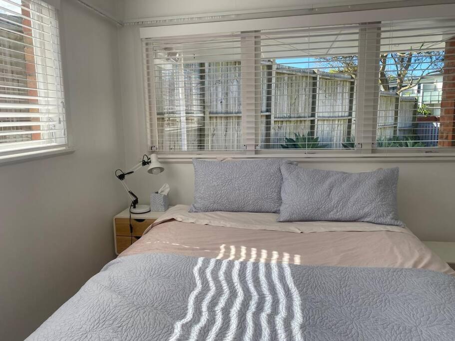 Own Sunny Quiet Haven, Own 1 Bedroom House & Garden With Car Park, Central To Airport, Cbd & Sylvia Park Mall *