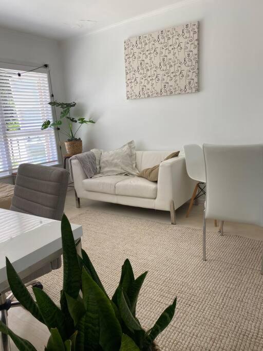 Own Sunny Quiet Haven, Own 1 Bedroom House & Garden With Car Park, Central To Airport, Cbd & Sylvia Park Mall Auckland