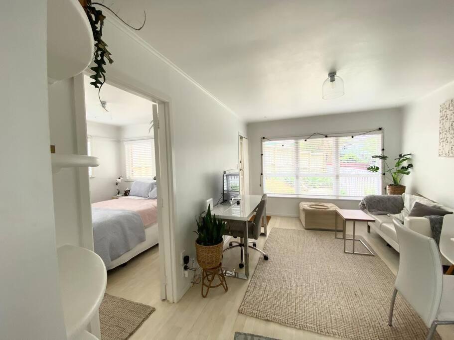 Own Sunny Quiet Haven, Own 1 Bedroom House & Garden With Car Park, Central To Airport, Cbd & Sylvia Park Mall * Auckland
