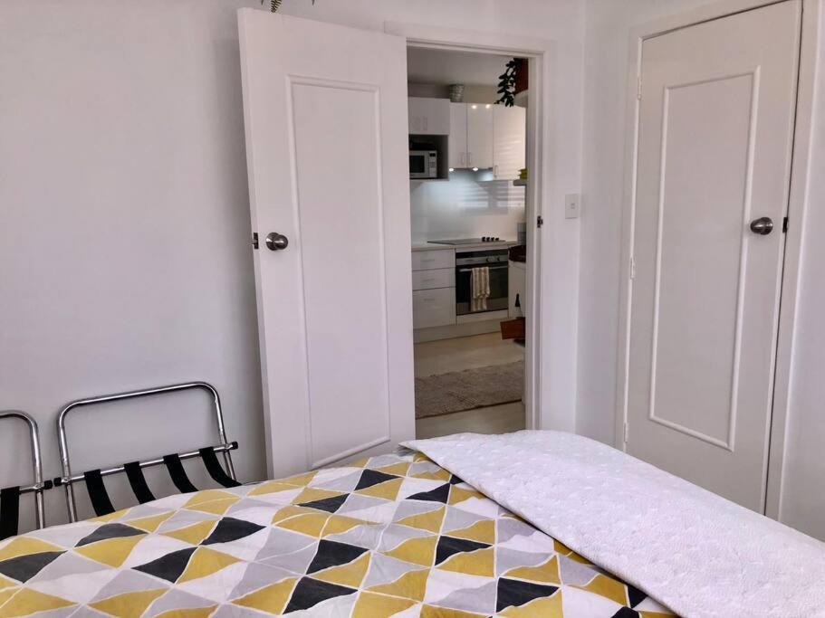 Own Sunny Quiet Haven, Own 1 Bedroom House & Garden With Car Park, Central To Airport, Cbd & Sylvia Park Mall Apartment