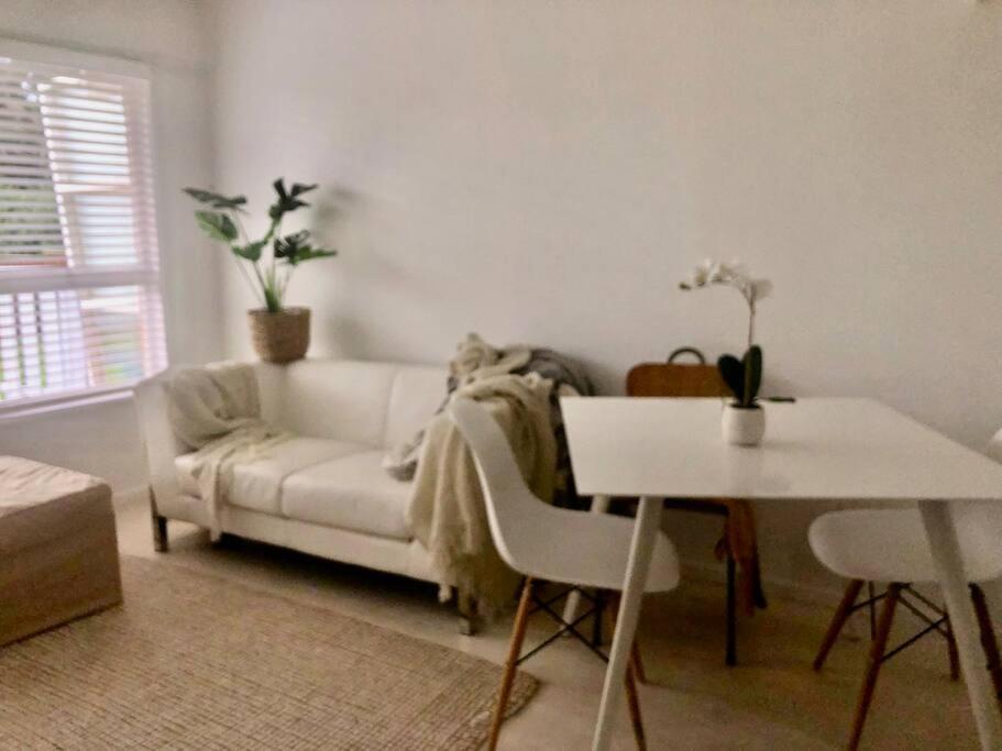 Own Sunny Quiet Haven, Own 1 Bedroom House & Garden With Car Park, Central To Airport, Cbd & Sylvia Park Mall Apartment
