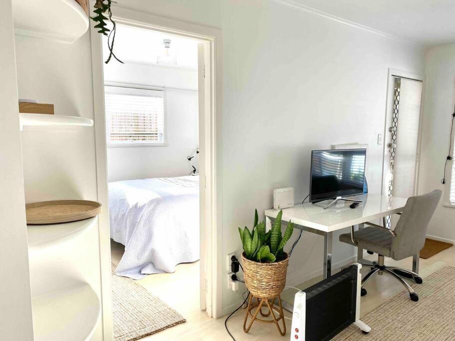 Apartment Own Sunny Quiet Haven, Own 1 Bedroom House & Garden With Car Park, Central To Airport, Cbd & Sylvia Park Mall *
