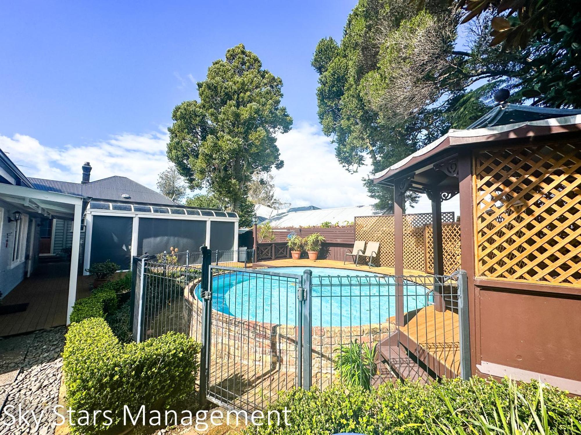 Hot Deal! Remuera Quiet Spacious 4-bedroom With Private Pool Auckland