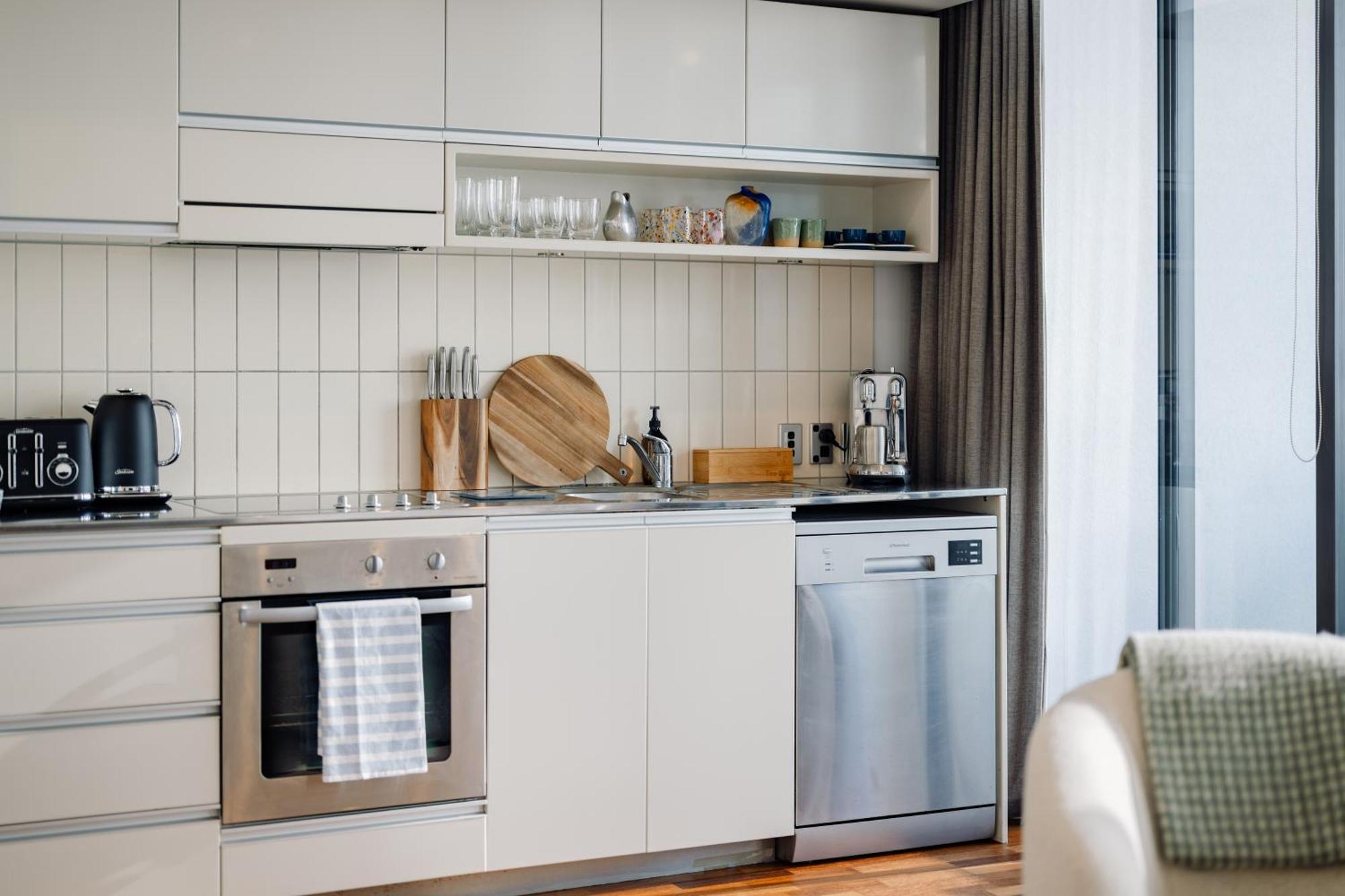 Pavilions Marina 104 - Wynyard Quarter Viaduct Harbour Apartment *