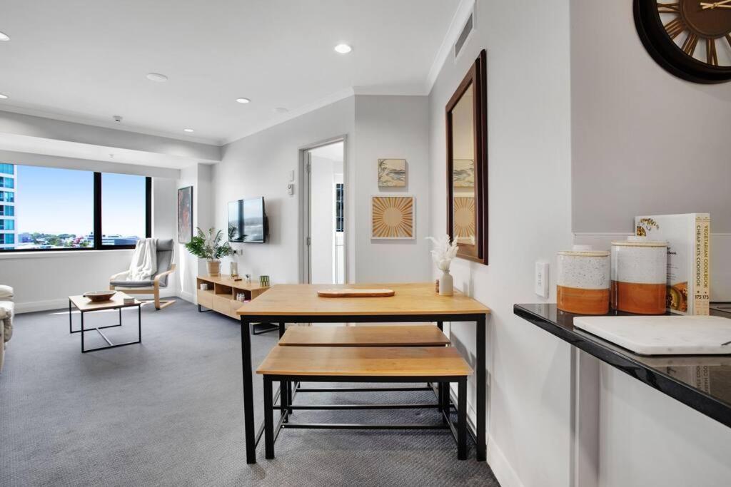 Luxurious With Rooftop Pool Gym Tennis Carpark * Auckland