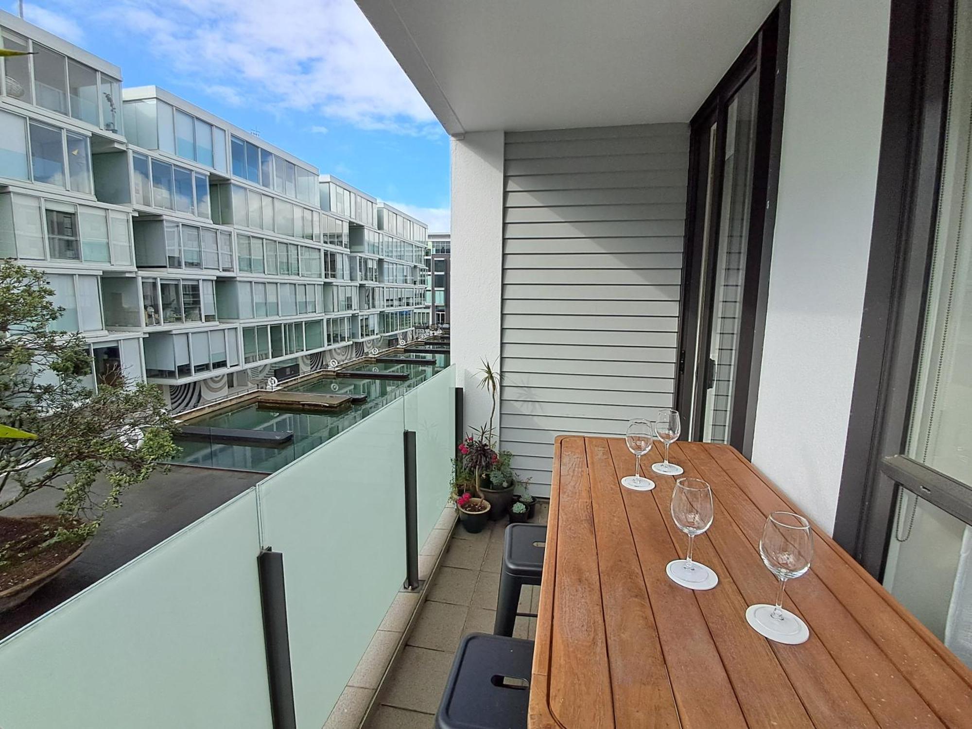 Pool-bikes-escooter! 2bed * Auckland