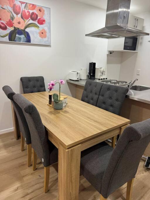 Stunning 3 Bd - 2 Bth - Pool & Carpark Apartment