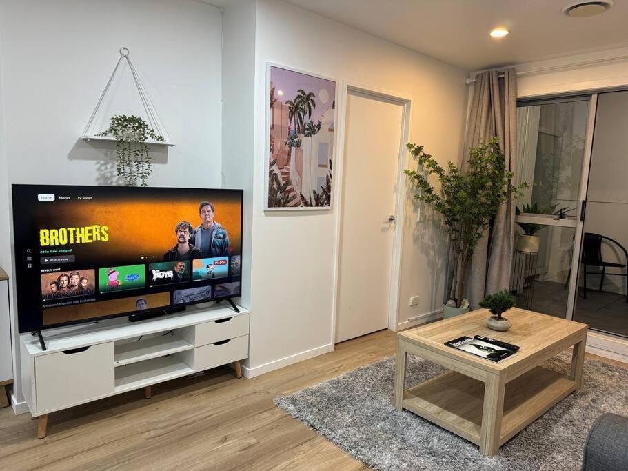 Stunning 3 Bd - 2 Bth - Pool & Carpark Auckland