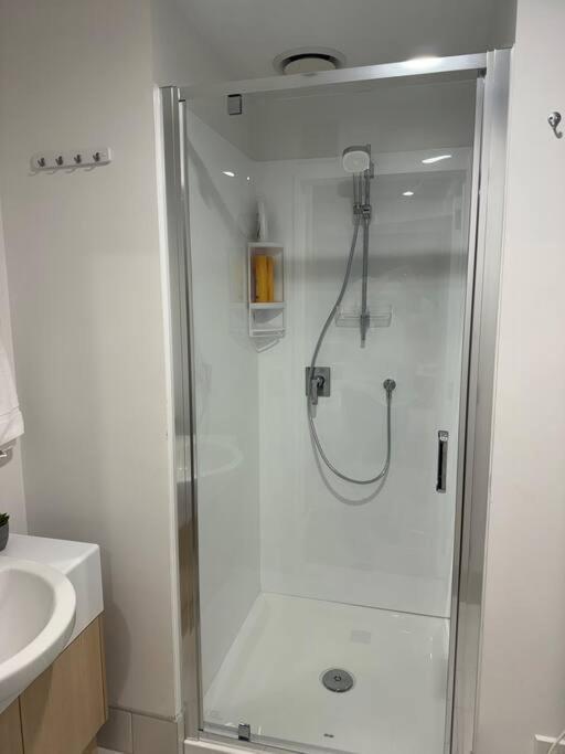 Stunning 3 Bd - 2 Bth - Pool & Carpark Apartment Auckland