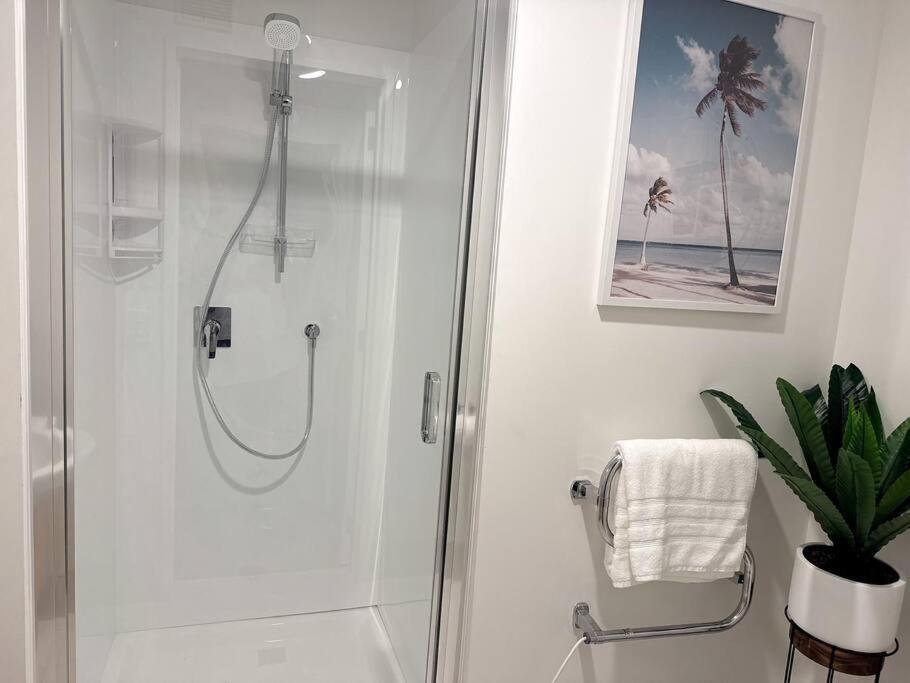 Stunning 3 Bd - 2 Bth - Pool & Carpark