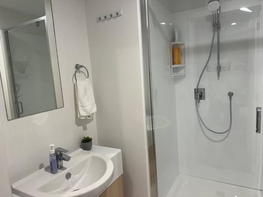 Stunning 3 Bd - 2 Bth - Pool & Carpark Apartment