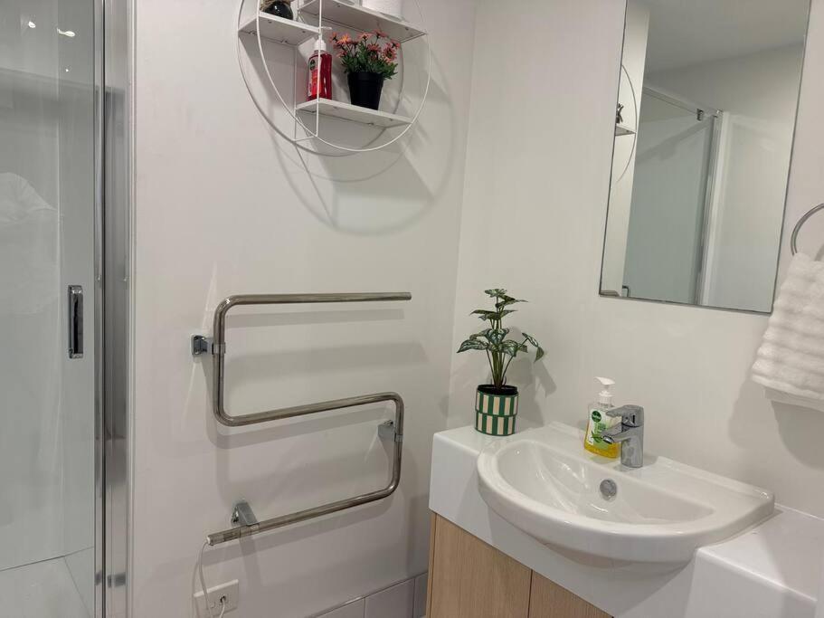 Stunning 3 Bd - 2 Bth - Pool & Carpark * Auckland
