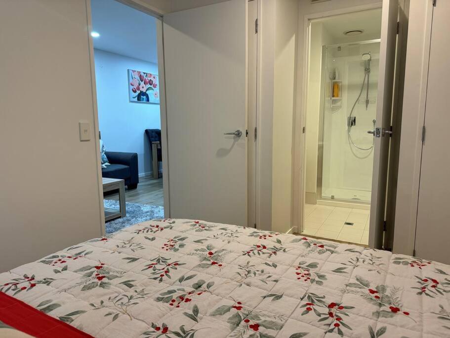 Stunning 3 Bd - 2 Bth - Pool & Carpark Apartment *