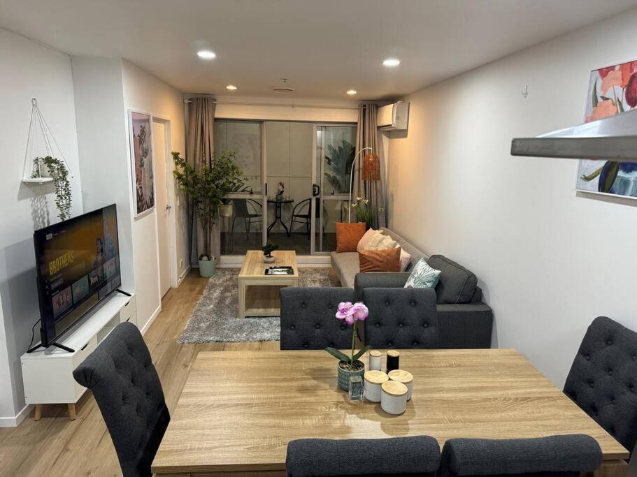 Stunning 3 Bd - 2 Bth - Pool & Carpark * Auckland