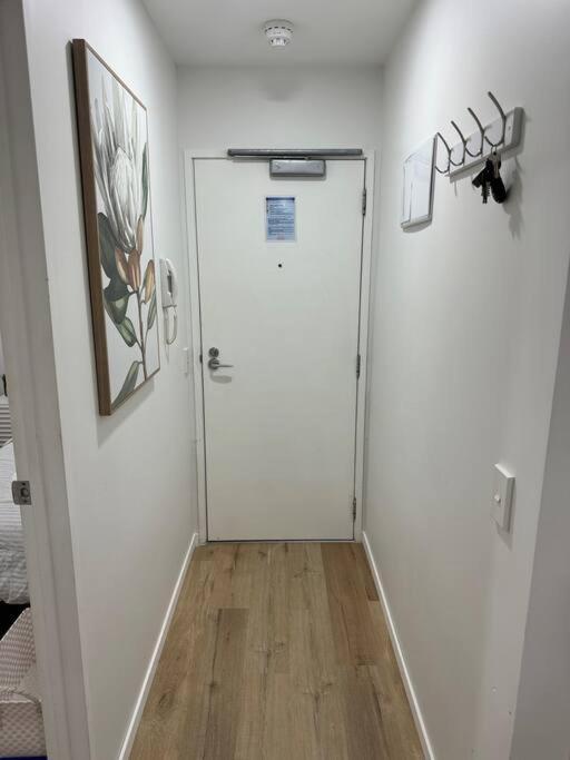 Stunning 3 Bd - 2 Bth - Pool & Carpark Apartment *