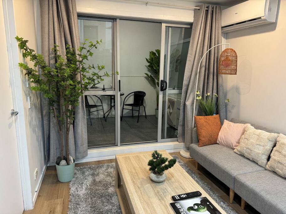Stunning 3 Bd - 2 Bth - Pool & Carpark * Auckland