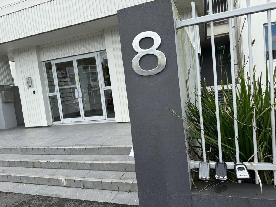Stunning 3 Bd - 2 Bth - Pool & Carpark Apartment *