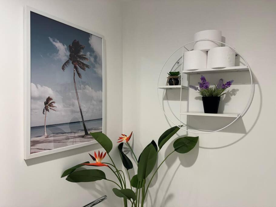 Stunning 3 Bd - 2 Bth - Pool & Carpark * Auckland