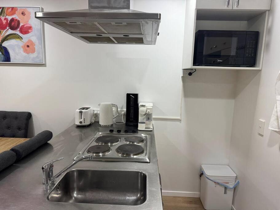 Stunning 3 Bd - 2 Bth - Pool & Carpark Apartment Auckland