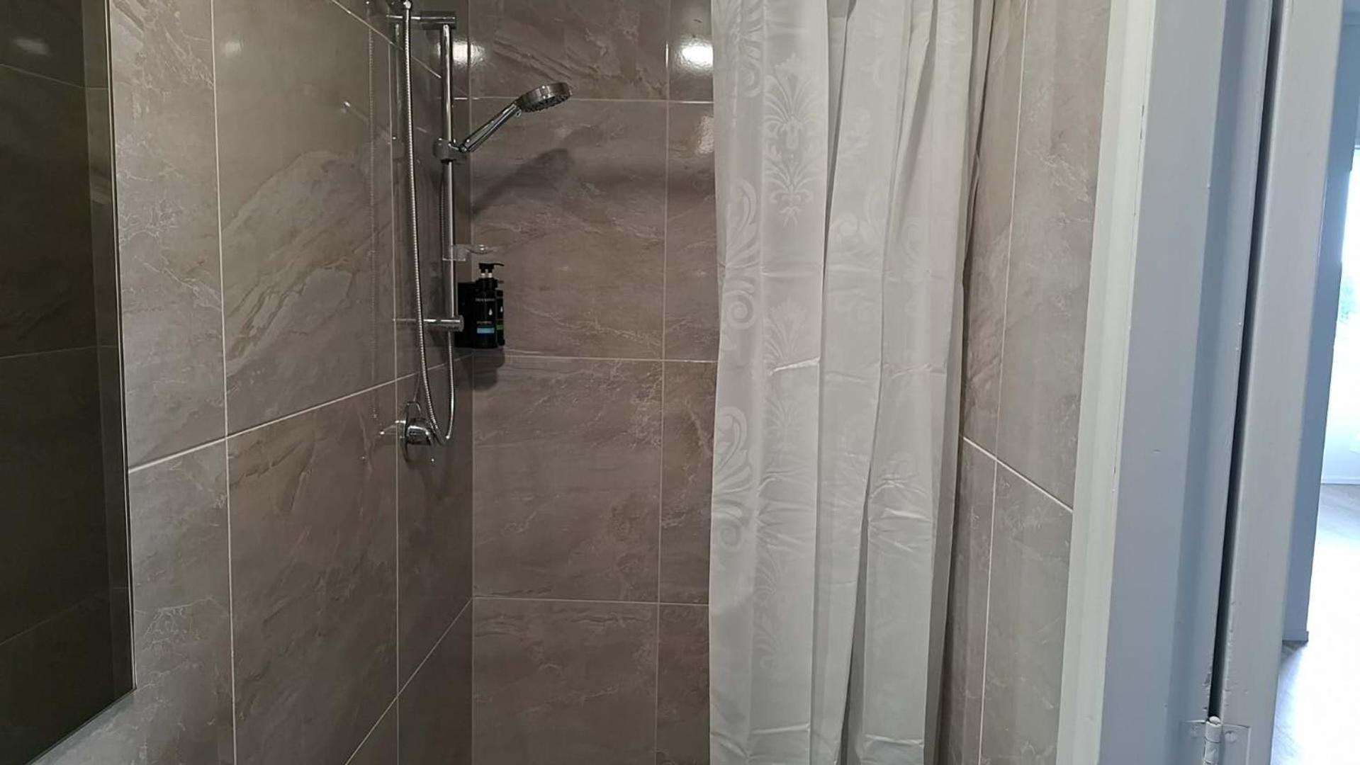 9 Beds Including 3 Double Beds, 4 Single Beds, 2 Sofa Bed, 1, 37 Totara Avenue, New Lynn * Auckland