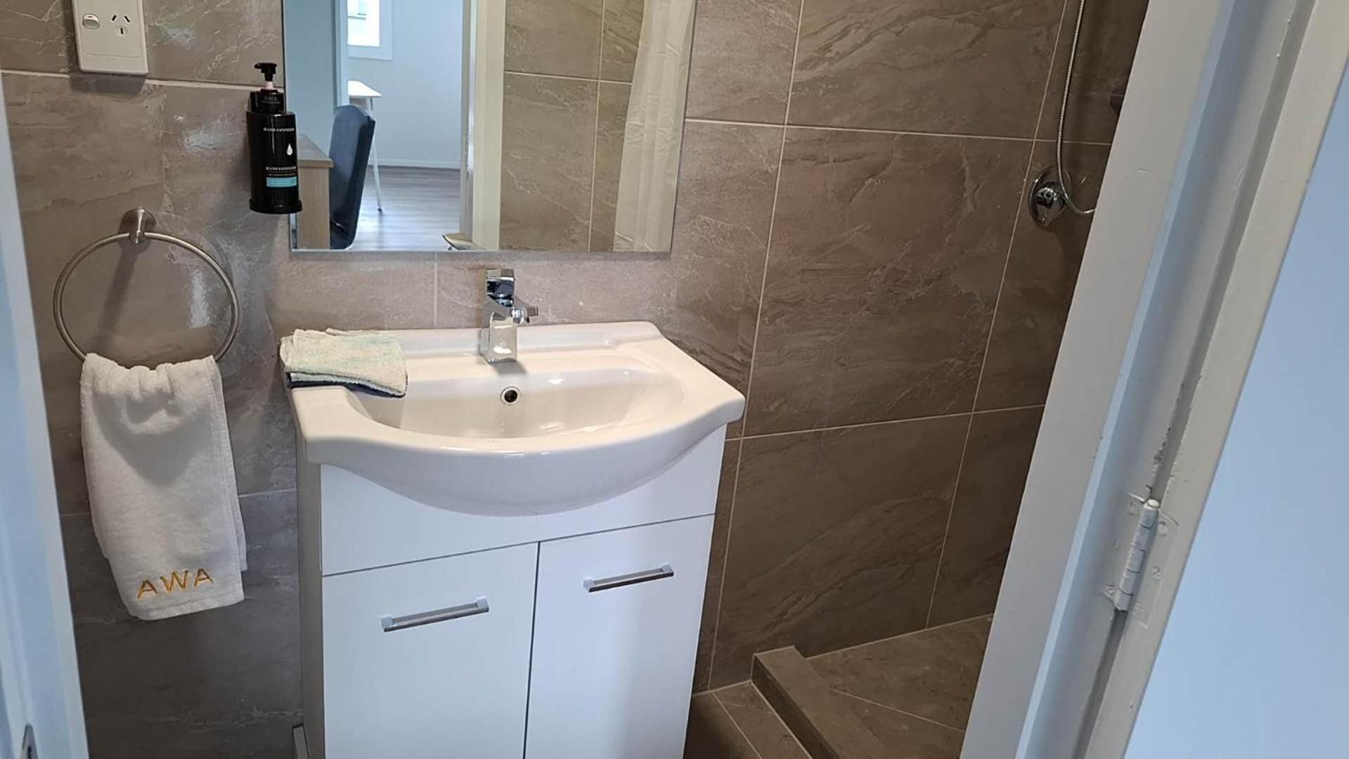 Apartment 9 Beds Including 3 Double Beds, 4 Single Beds, 2 Sofa Bed, 1, 37 Totara Avenue, New Lynn Auckland