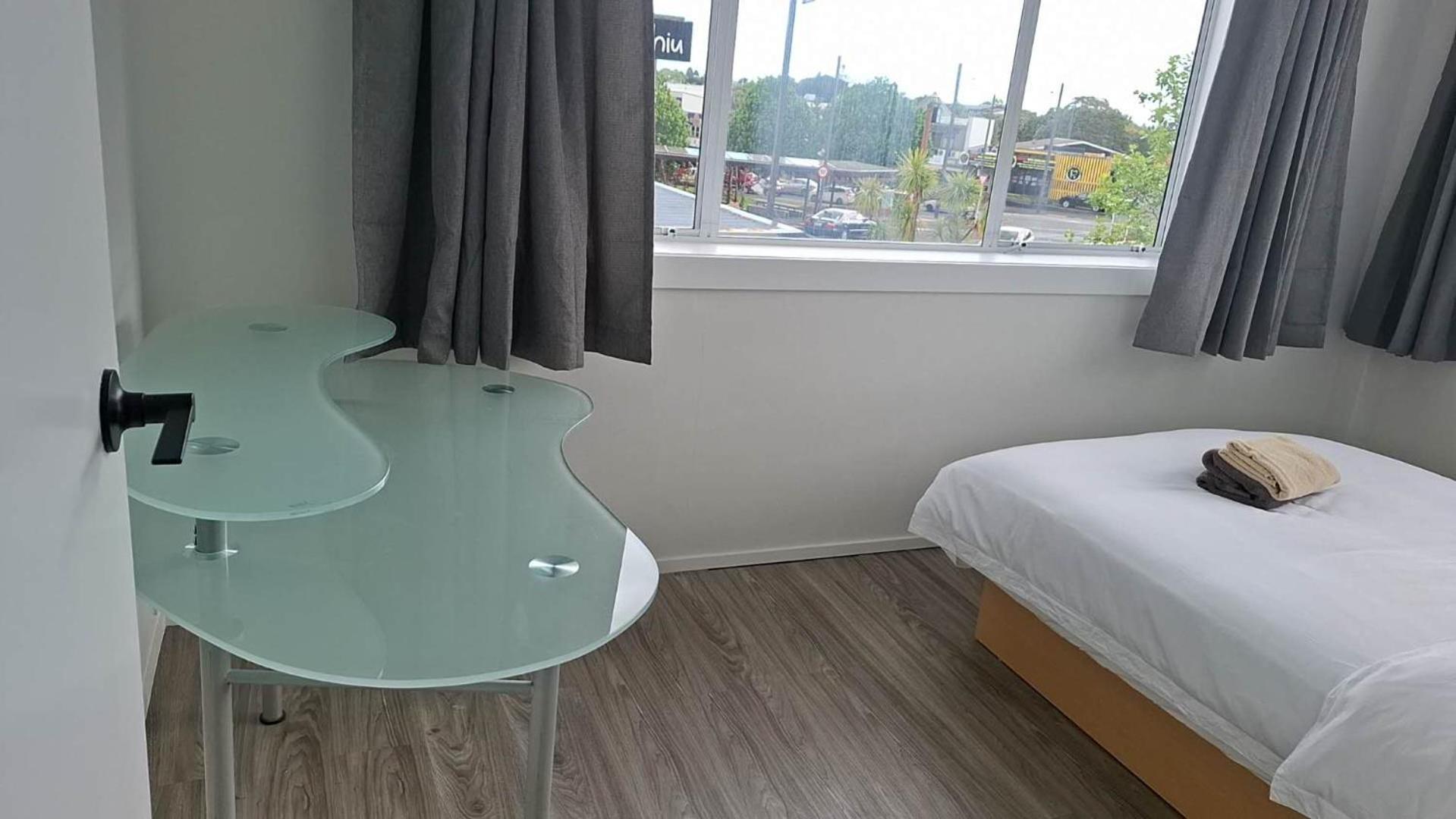 Apartment 9 Beds Including 3 Double Beds, 4 Single Beds, 2 Sofa Bed, 1, 37 Totara Avenue, New Lynn Auckland