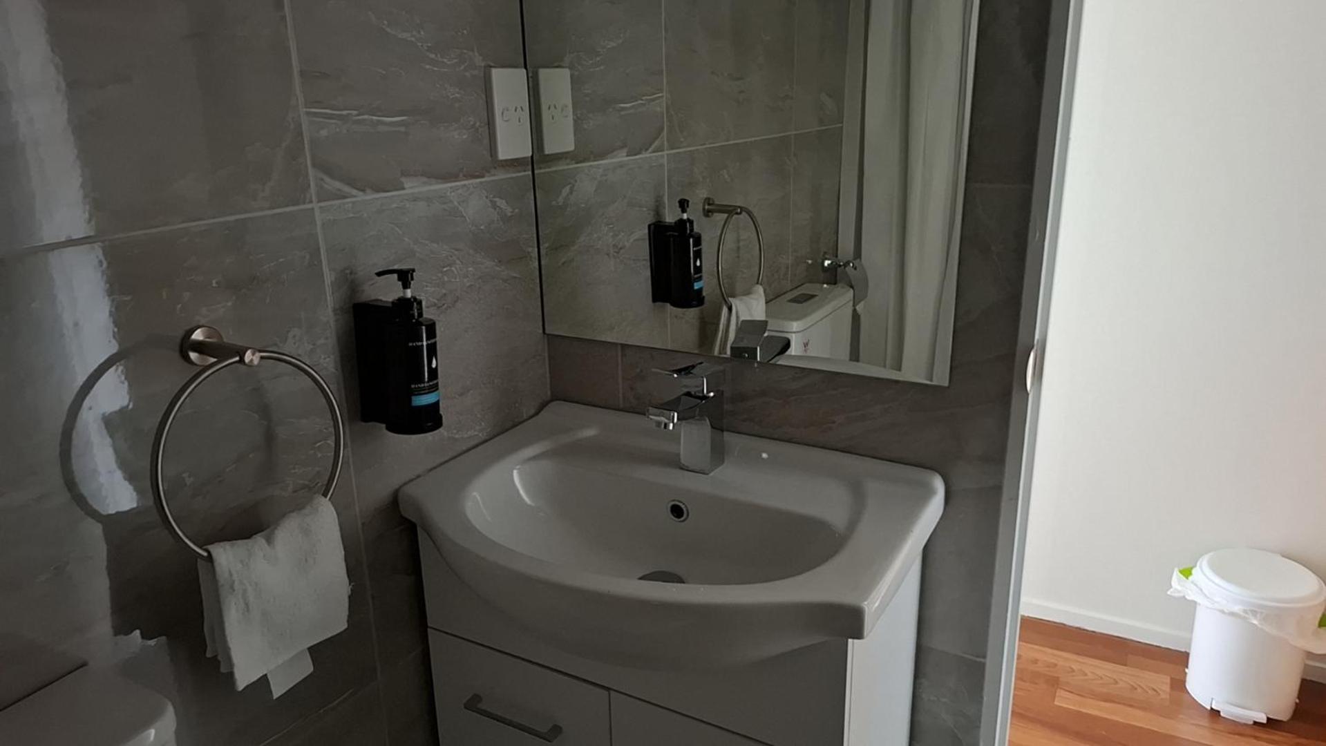 5 Beds Including 1 Double Bed, 2 Single Beds, 2 Double Sofa Beds, 4, 37 Totara Avenue, New Lynn Apartment *