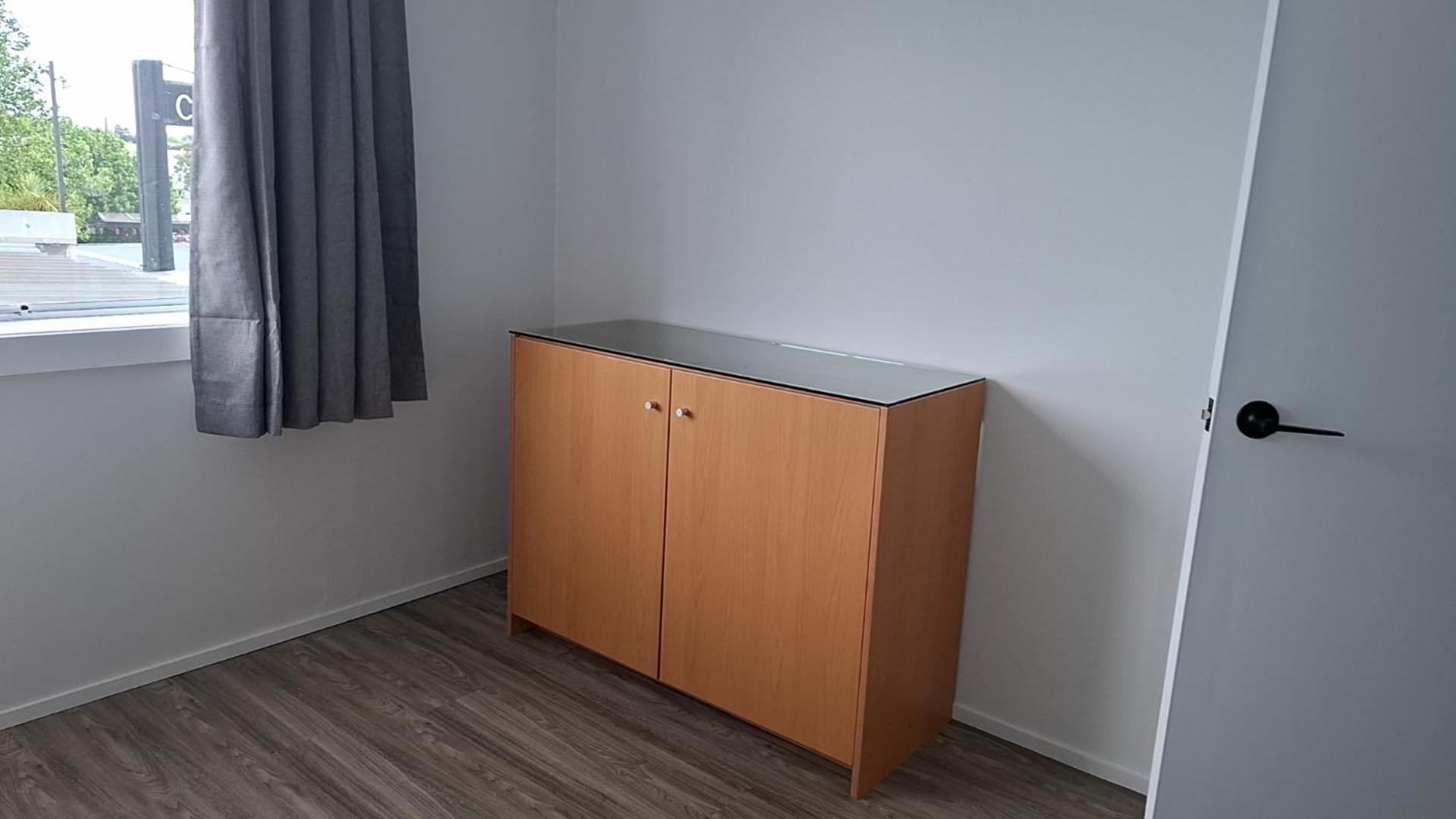 Apartment 9 Beds Including 3 Double Beds, 4 Single Beds, 2 Sofa Bed, 1, 37 Totara Avenue, New Lynn Auckland
