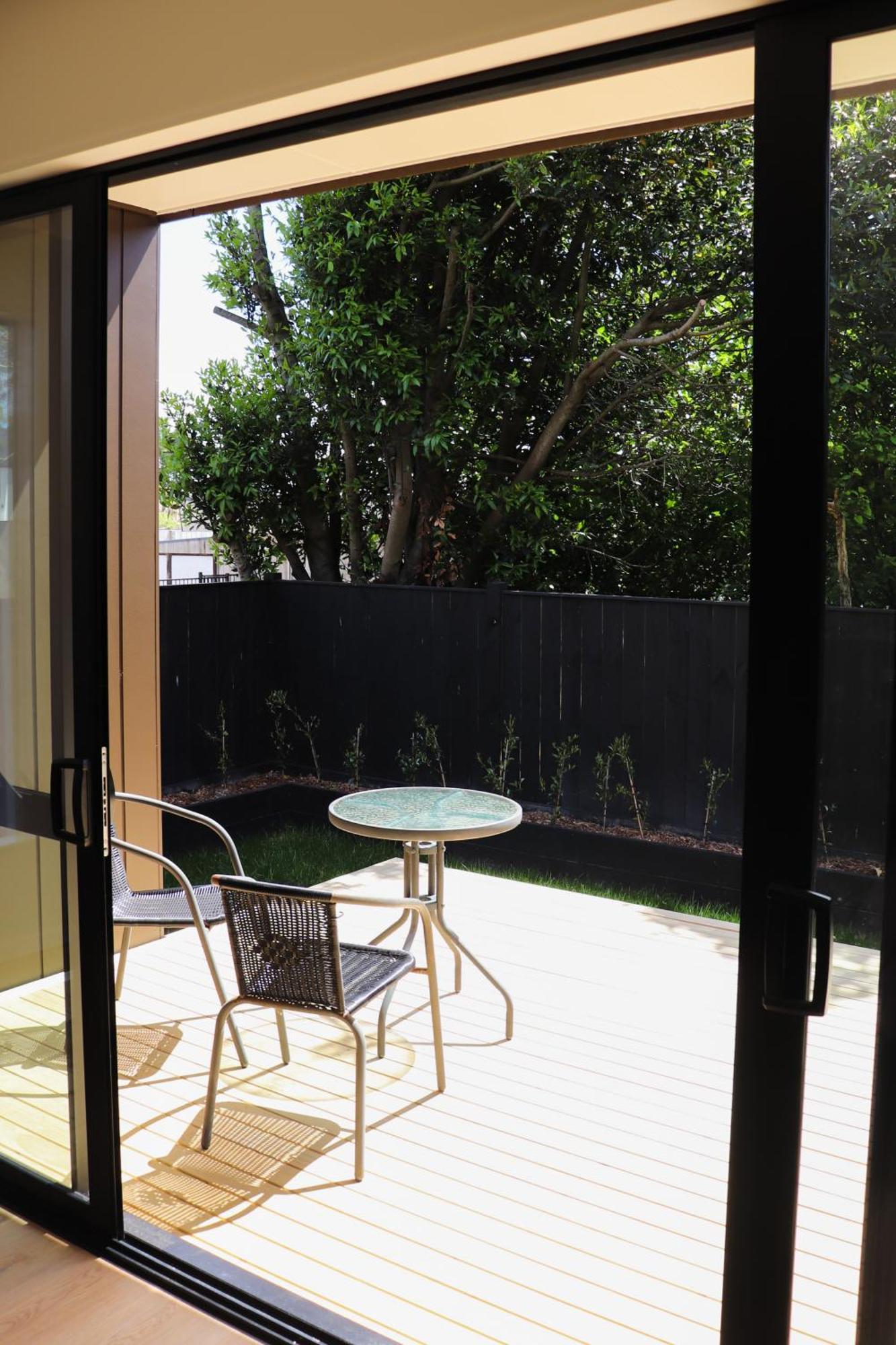 Homestay Large Bedroom With Private Bathroom Shared Kitchen And Amenities Auckland