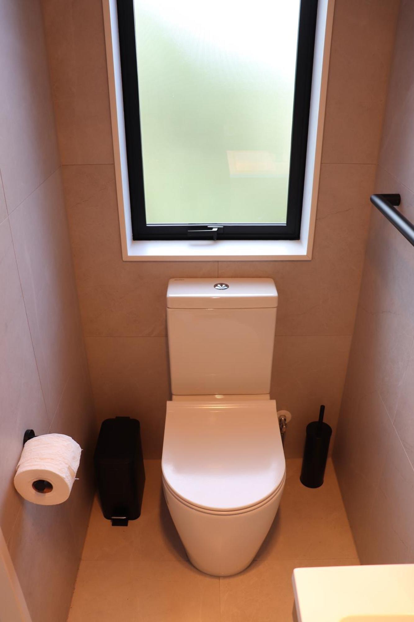 Large Bedroom With Private Bathroom Shared Kitchen And Amenities * Auckland