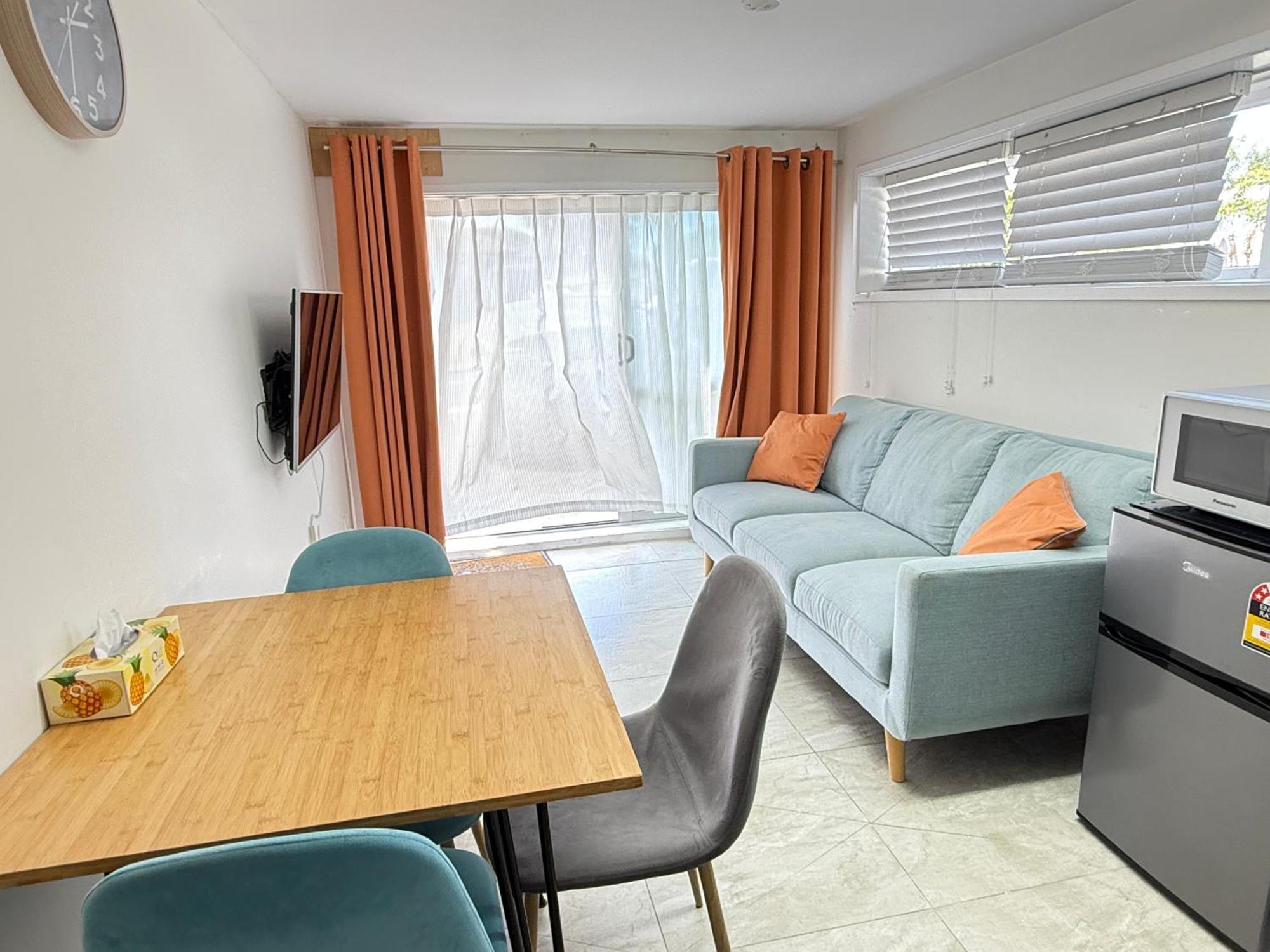 Apartment Cosy 2 Bedroom Unit In Howick Close To Bus And Supermarket *