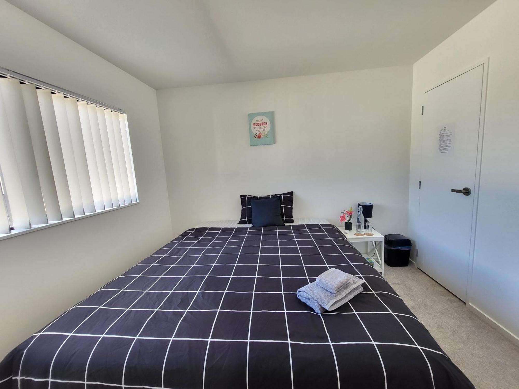Bright & Spacious Budget Friendly In West Perfect For Solo Or Couple Travellers Auckland