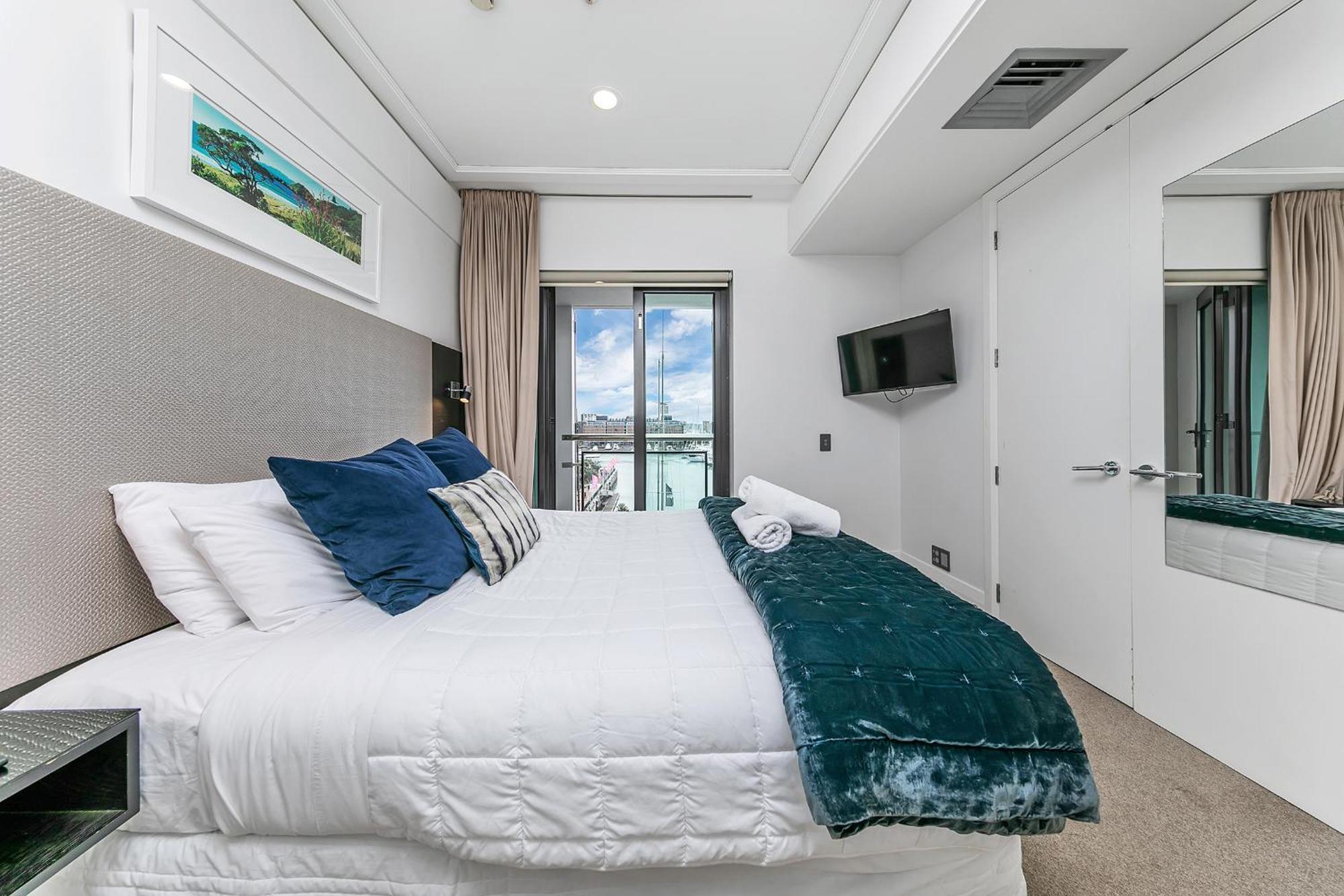 Sensational Sun Sets In The Heart Of The Viaduct Apartment *