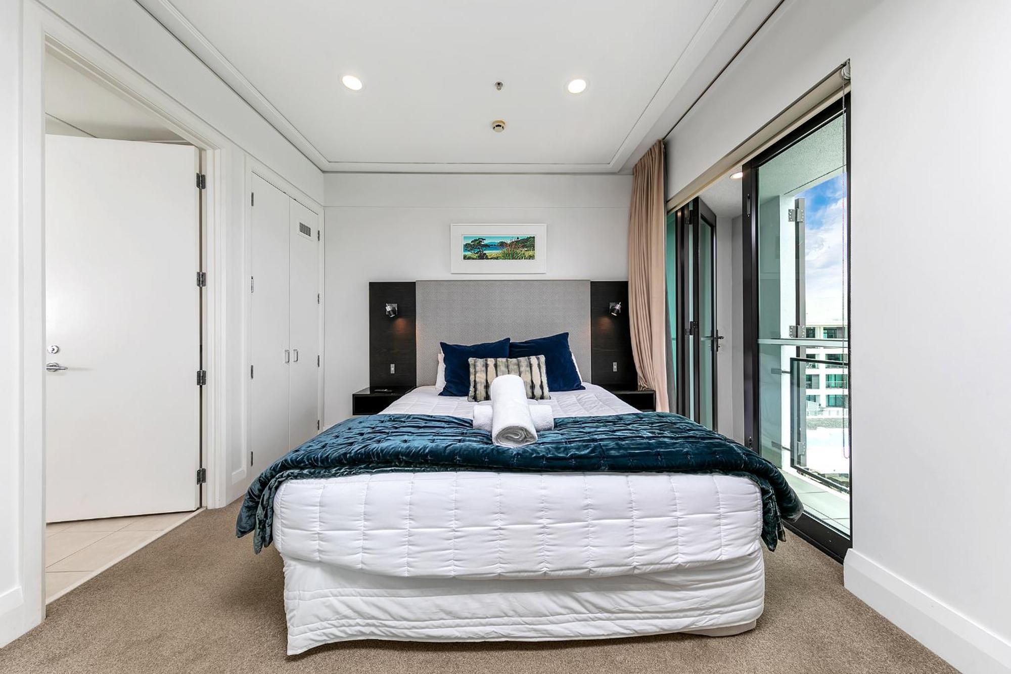 Sensational Sun Sets In The Heart Of The Viaduct Apartment *