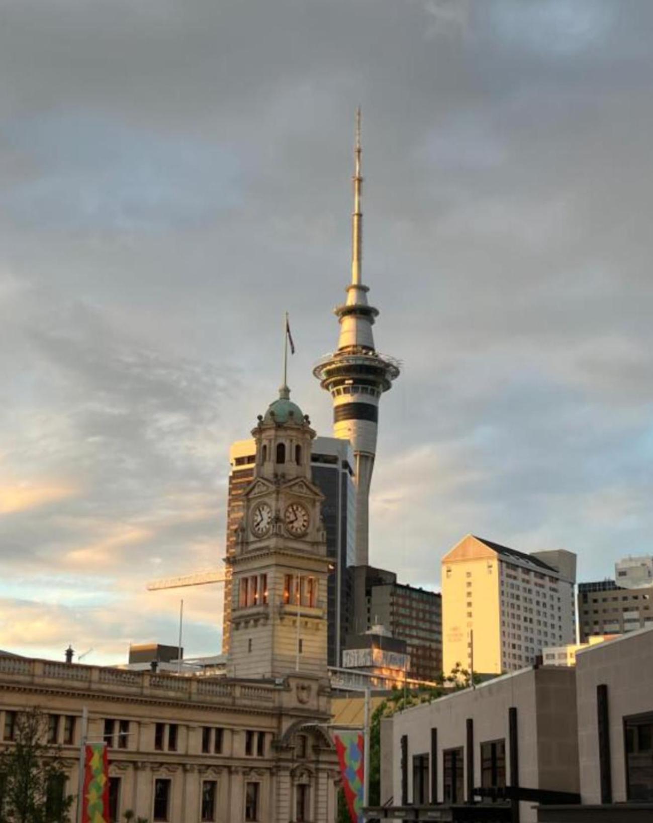 Amazing Skytower View 2 Bedroom 2 Bathroom Apartment *