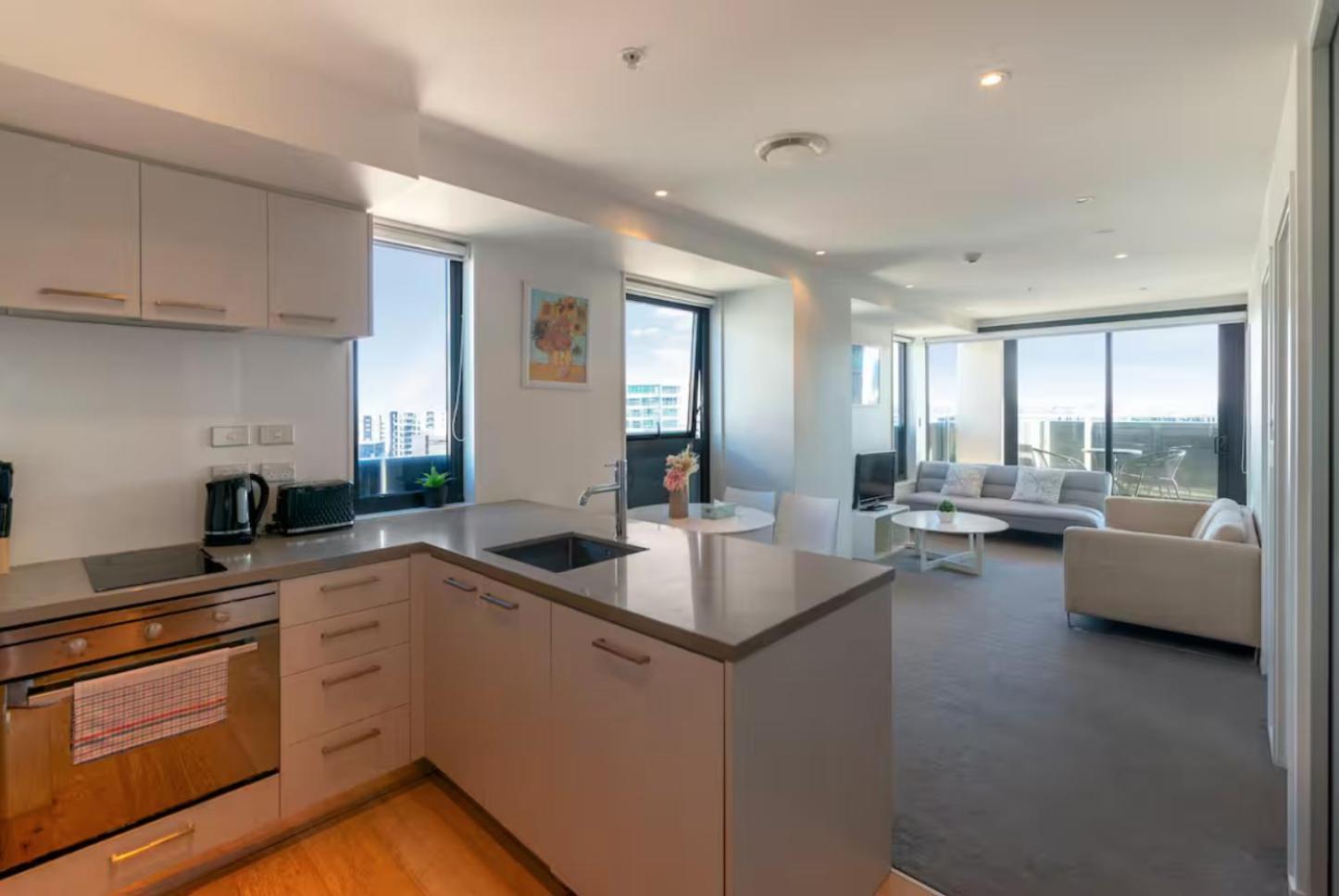 Amazing Skytower View 2 Bedroom 2 Bathroom Apartment *