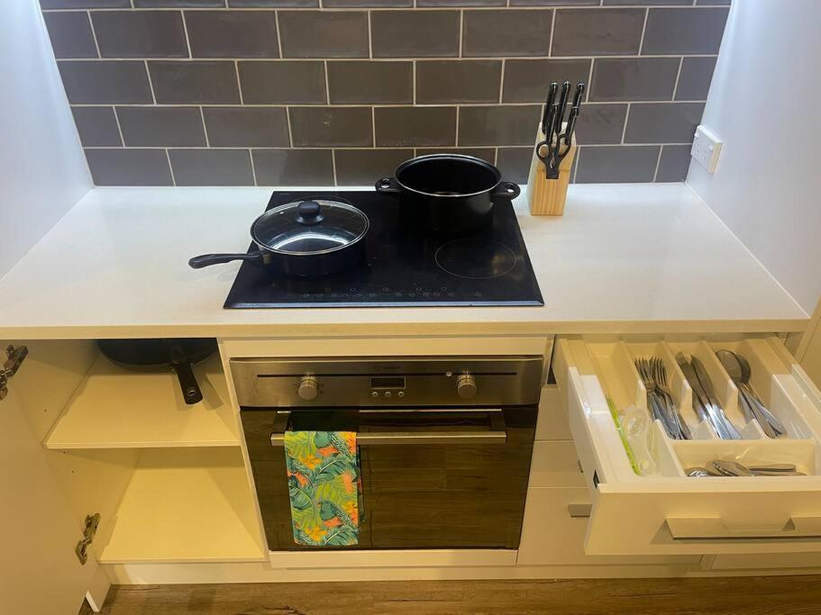 Apartment Stylish City Apt, Prime Location