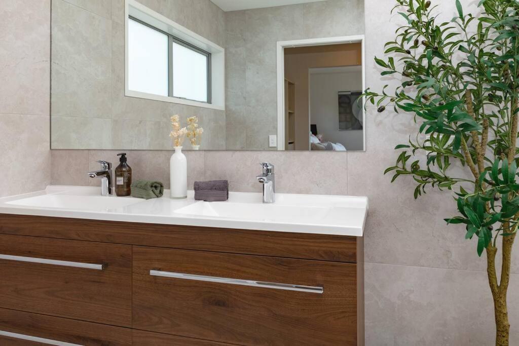 Welcome To Luxury Living In Cbd Near Mission Bay Villa Auckland