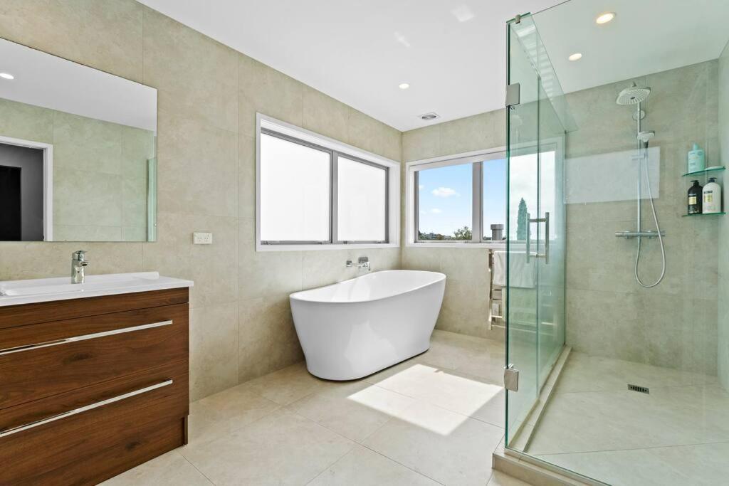 Welcome To Luxury Living In Cbd Near Mission Bay