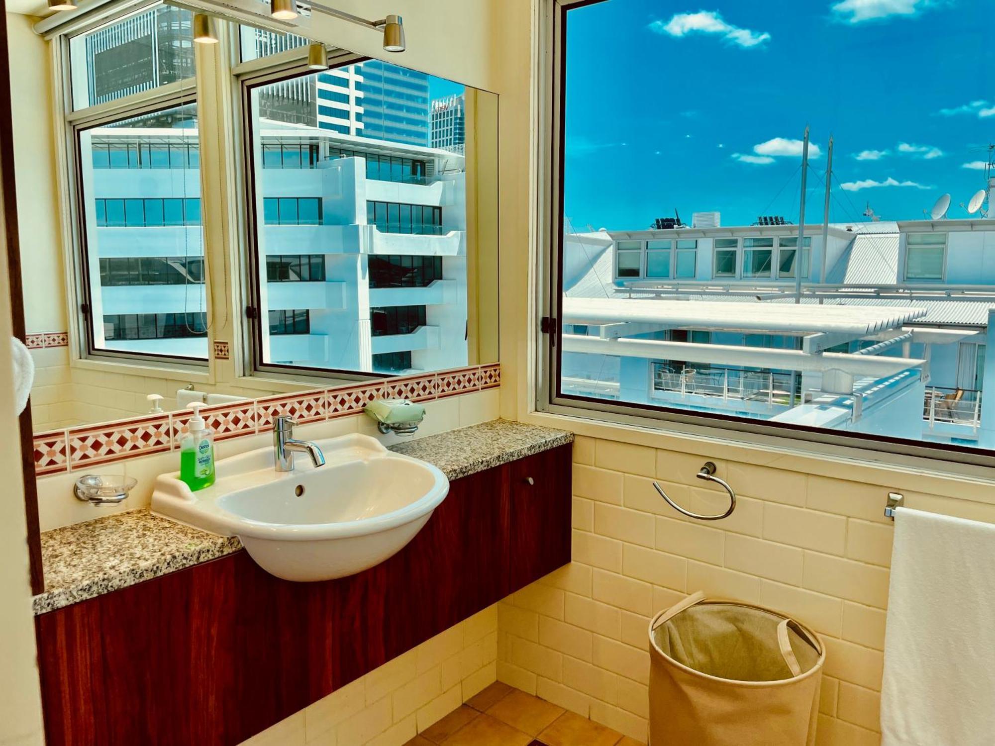 Waterfront Penthouse: Harbor View In Auckland's Heart Apartment Auckland