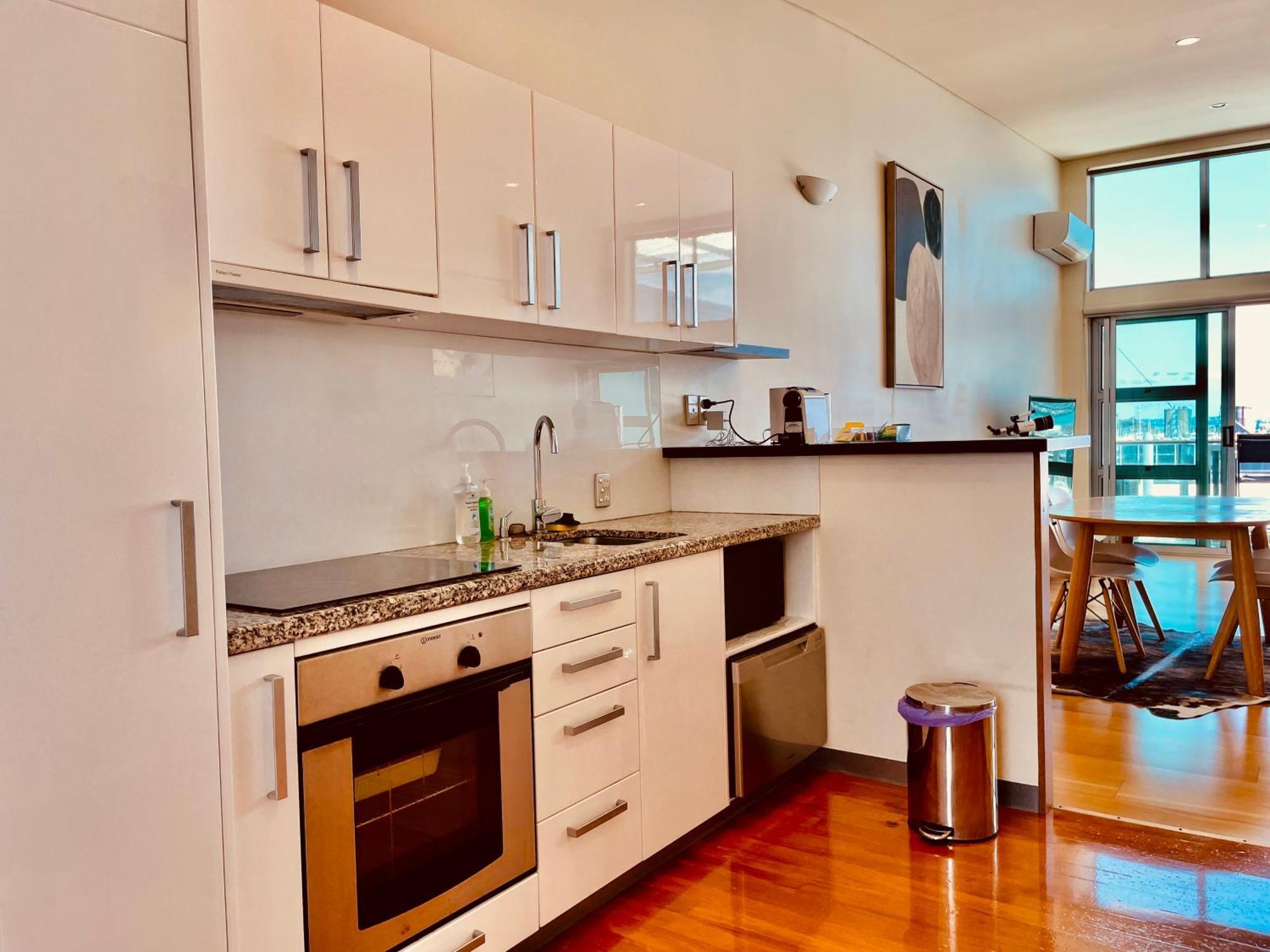 Apartment Waterfront Penthouse: Harbor View In Auckland's Heart *