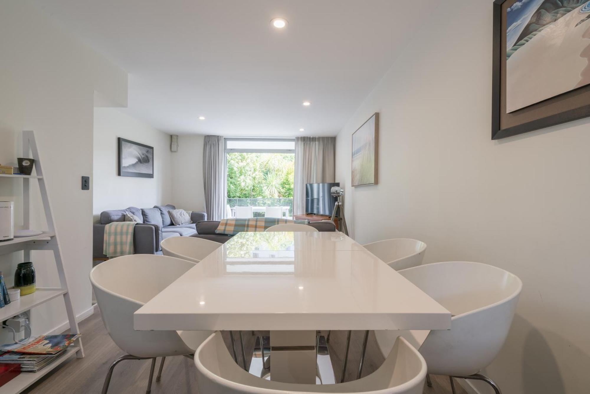 Spacious Near Cbd Pool Parking 3br Apartment Auckland