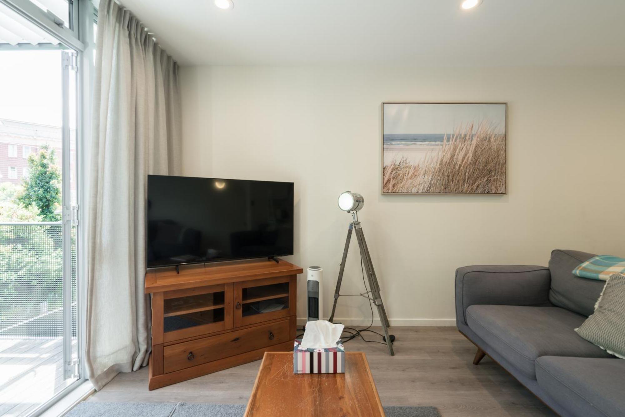 Spacious Near Cbd Pool Parking 3br Apartment Auckland