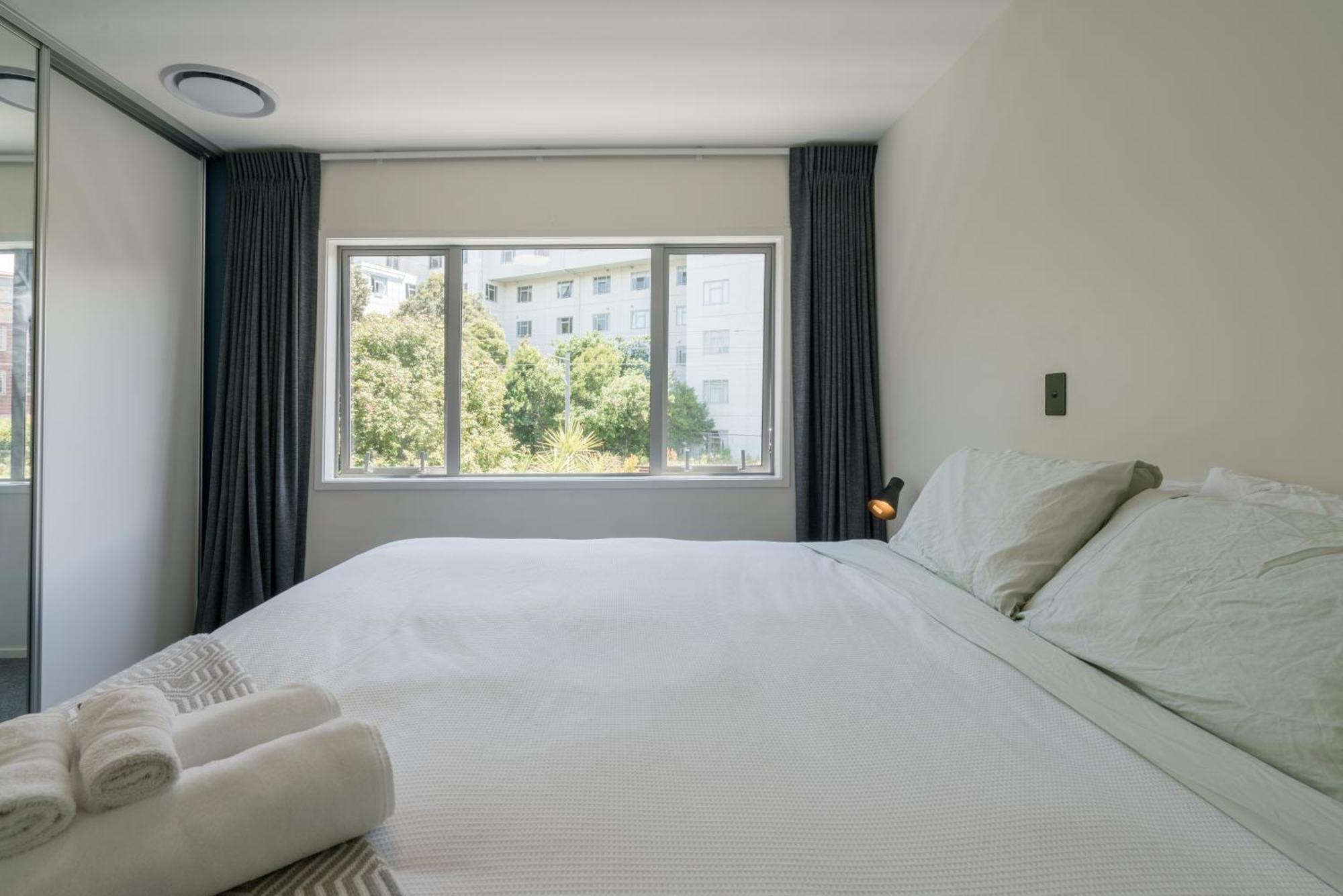 Spacious Near Cbd Pool Parking 3br