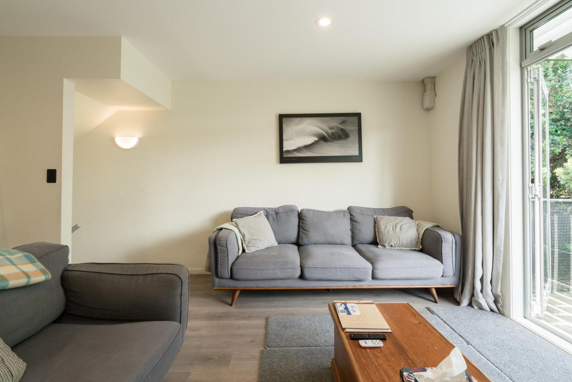 Spacious Near Cbd Pool Parking 3br Apartment