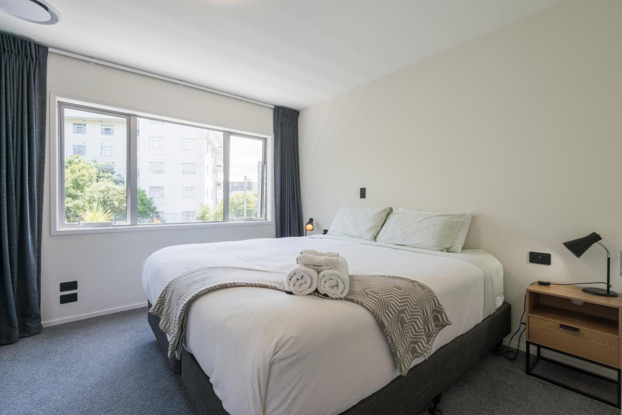 Spacious Near Cbd Pool Parking 3br Apartment Auckland