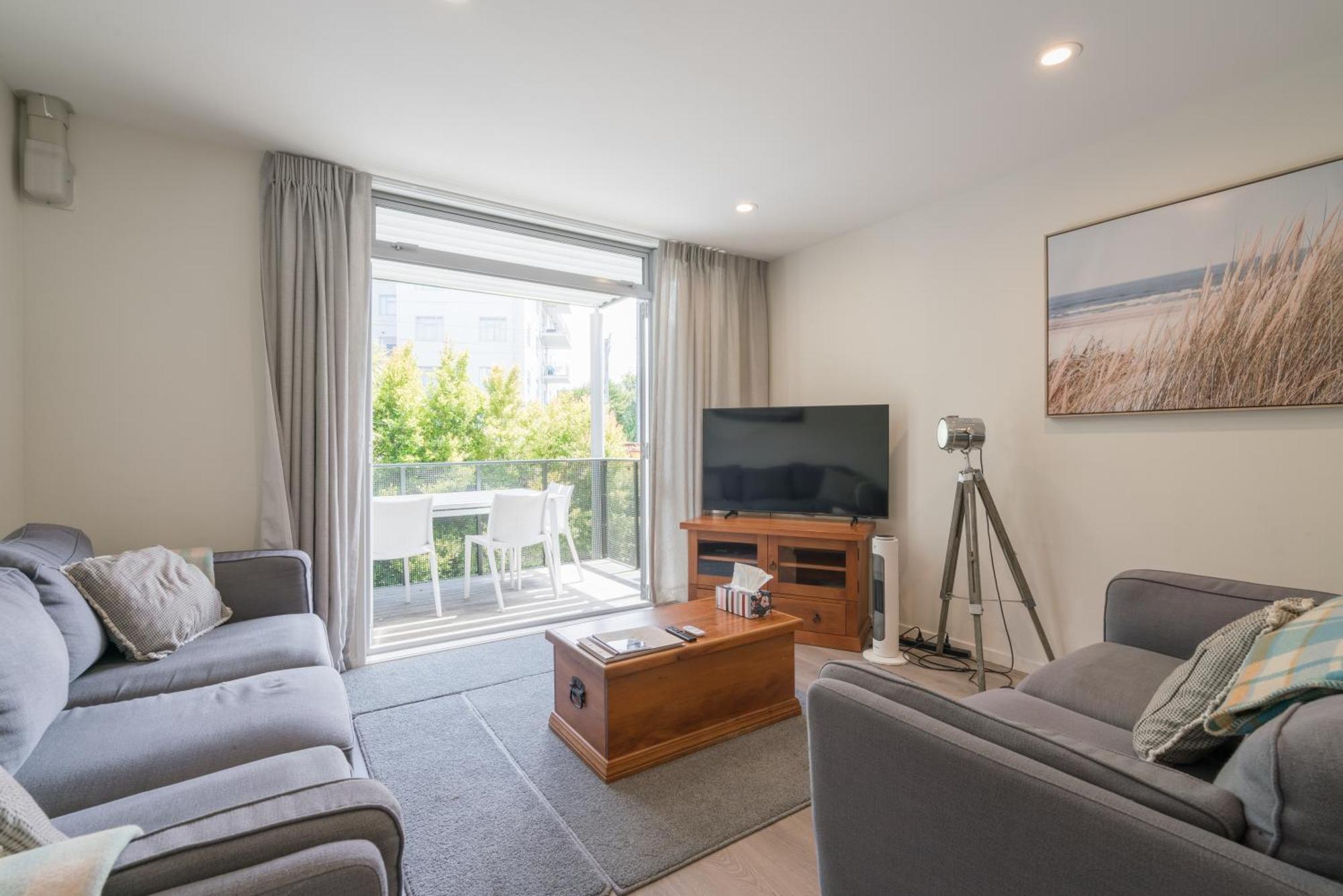 Spacious Near Cbd Pool Parking 3br Apartment Auckland